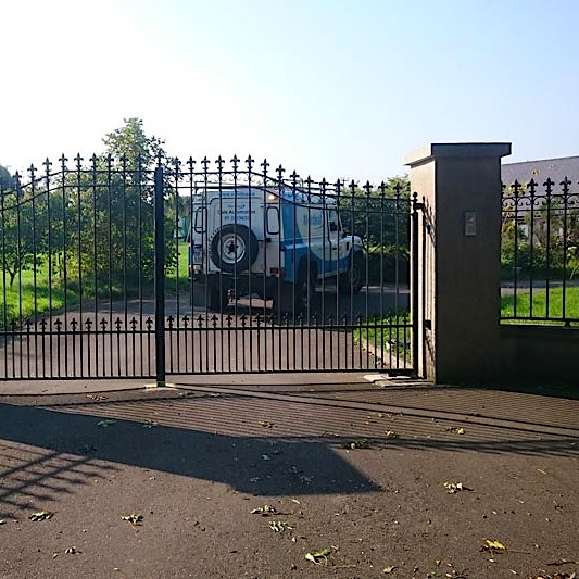nordeal gate maintenance 4x4 driving up a driveway in kilpedder, co wicklow